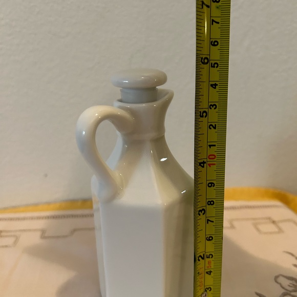 2 White Xcell cruets. 6”H - Picture 11 of 11